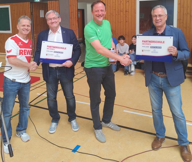 Vier Männer bei Zertifikatsübergabe