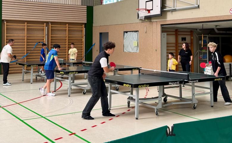 Tischtennis in Sporthalle