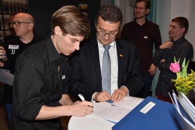 Unterzeichnung Fördervertrag Sporthilfe Rheinland-Pfalz von Peter Jopich mit Lotto Rheinland-Pfalz Geschäftsführer Jürgen Häfner 