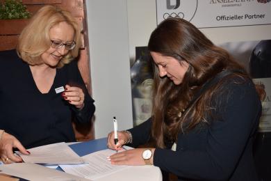 Unterzeichnung Fördervertrag Sporthilfe Rheinland-Pfalz von Nina Schroth mit Karin Beckhaus