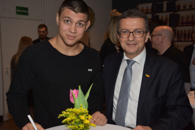 Unterzeichnung Fördervertrag Sporthilfe Rheinland-Pfalz von Dennis Kudla mit Lotto Rheinland-Pfalz Geschäftsführer Jürgen Häfner 