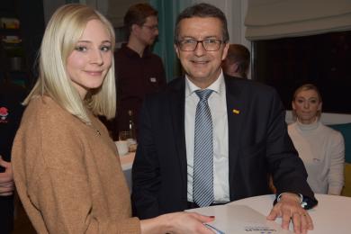 Unterzeichnung Fördervertrag Sporthilfe Rheinland-Pfalz von Lisa-Marie Schweizer mit Lotto Rheinland-Pfalz Geschäftsführer Jürgen Häfner 
