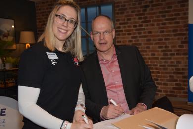 Unterzeichnung Fördervertrag Sporthilfe Rheinland-Pfalz von Natalie Ebertz mit Jochen Borchert