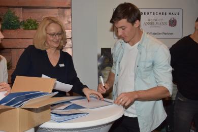 Unterzeichnung Fördervertrag Sporthilfe Rheinland-Pfalz von Oleg Zernikel mit Karin Beckhaus
