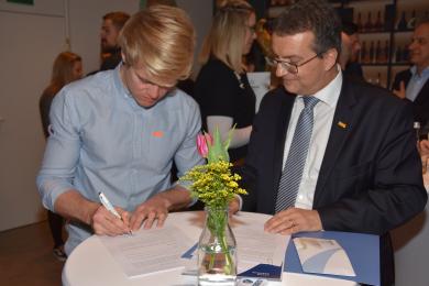 Unterzeichnung Fördervertrag Sporthilfe Rheinland-Pfalz von Jason Osborne mit Lotto Rheinland-Pfalz Geschäftsführer Jürgen Häfner 