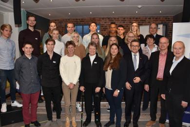 Gruppenfoto mit Sportlern und Funktionären