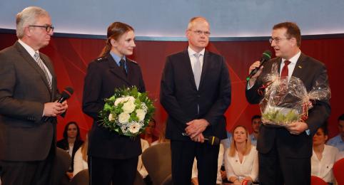 Siegerin Miriam Welte im Gespräch mit LSB-Präsident Jochen Borchert, Lotto-Rheinland-Pfalz-Geschäftsführer Jürgen Häfner und dem rheinland-pfälzischen Innenminister Roger Lewentz 
