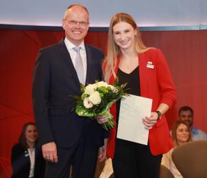 LSB-Präsident Jochen Borchert ehrt die Viertplatzierte Martyna Trajdos.  