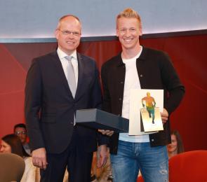 LSB-Präsident Jochen Borchert ehrt den zweitplatzierten Pascal Ackermann