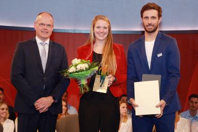 LSB-Präsident Jochen Borchert ehrt die zweitplatzierten GSV Neuwied (Gehörlosen-Tennis)