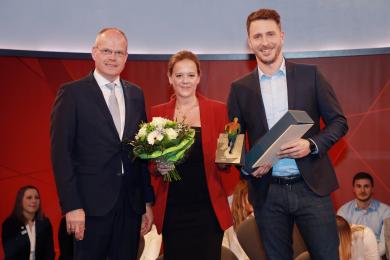 LSB-Präsident Jochen Borchert ehrt die drittplatzierten Eulen Ludwigshafen (Handball)