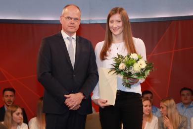 LSB-Präsident Jochen Borchert ehrt die viertplatzierten Meenzer Dynamites (Handball)