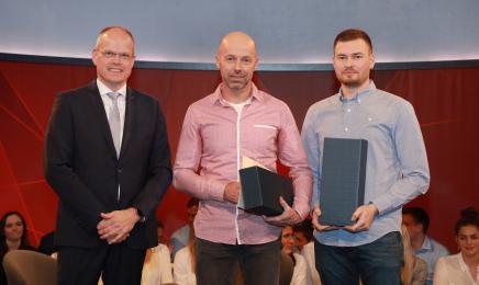 LSB-Präsident Jochen Borchert ehrt die fünftplatzierten SC Mayen-Koblenz (Snooker)