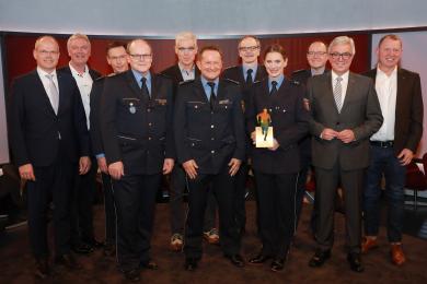 Gruppenfoto der anwesenden Polizisten*Innen mit Landessportlerin des Jahres Miriam Welte