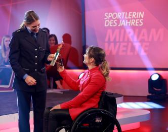 Kristina Vogel überreicht Miriam Welte die Auszeichnung zur rheinland-pfälzischen Landessportlerin 2019