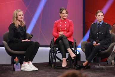 Nachwuchspreisträgerin Katharina Albers im Gespräch mit Landessportlerin des Jahres Miriam Welte und Kristina Vogel  