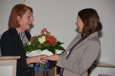 LSB-Vizepräsidentin Claudia Altwasser überreicht Ministerin Anne Spiegel einen Blumenstrauß.