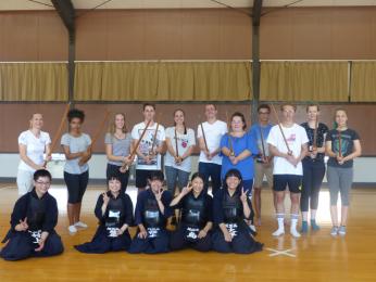 Gruppenfoto der deutsch-japanischen Austauschgruppe in einer Sporthalle.