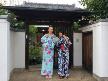 Zwei Teilnehmerinnen des deutsch-japanischen Austausches vor der Haustüre einer japanischen Gastfamilie.