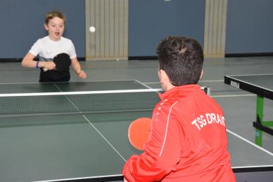 Zwei Jungen spielen Tischtennis