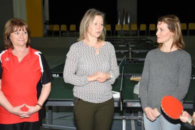 Drei Frauen an Tischtennisplatte