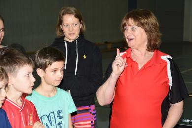 Trainerin mit jungen Tischtennisspielern