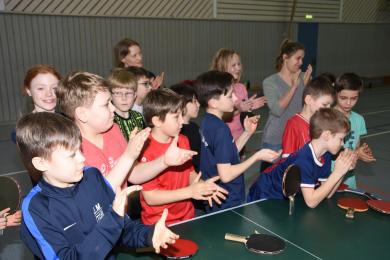 Junge Tischtennisspieler spenden Applaus