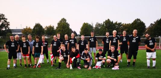 Gruppenfoto Inklusiver Fußballkick beim VfB Ploch mit Special Olympics.
