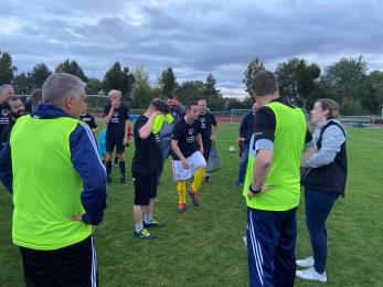 Inklusiver Fußballkick beim VfB Ploch mit Special Olympics. Teambesprechung