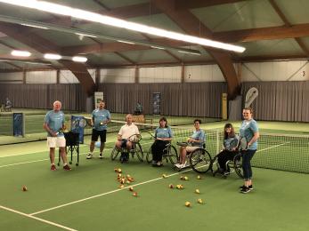 Rollstuhl-Tennisspieler*innen auf dem Tennisplatz