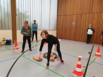 Frauen spielen in Sporthalle