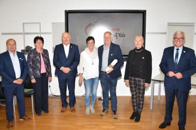 Ehrungsfoto mit Dietmar Schneider