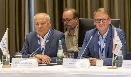 LSB-Präsident Wolfgang Bärnwick am Schreibtisch bei der Sportministerkonferenz (SMK).