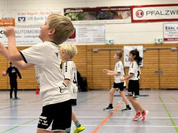 Handball spielende Kinder der Kobras Speyer.