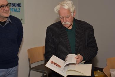 LSB-Vizepräsident Walter Desch beim Durchblättern einer der ausgezeichneten Schriften.