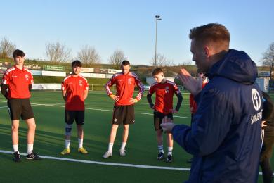 U17-Trainer Mats Rambusch mit seiner Fußball-Mannschaft