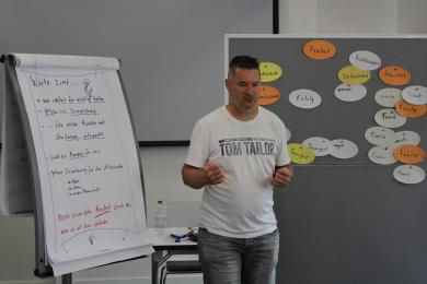 Referent vor Pinnwand