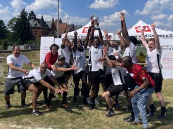 Ausgelassener Jubel, Gesänge und Tanzeinlagen: Die „Blitz Strikers“ gewannen den Titel beim diesjährigen Vito-Content-Cup. Foto: Mark Borger 