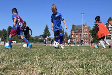 Beim Kindertraining konnten 30 Nachwuchskicker ihrer Fußballbegeisterung freien Lauf lassen und ihren Idolen Messi oder Mbappé nacheifern. Foto: Mark Borger