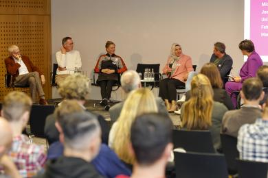 Podiumsdiskussion mit sechs Personen