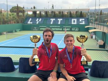 URS BREITENBERGER & CEDRIC KAUFMANN mit Pokal in den Händen