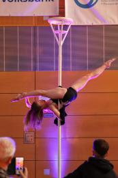 Anna Herkt erstaunt die Anwesenden mit ihrer Pole-Akrobatik.