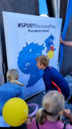 Besucher an Pinnwand