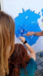 Besucher an Pinnwand