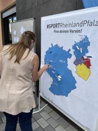 Besucherin an Pinnwand