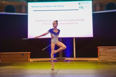 TH-Fünftklässlerin Vasylisa Grynyuk bei ihrer Vorführung in Rhythmischer Sportgymnastik
