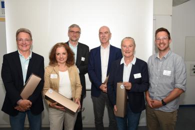 Abschlussfoto mit Präsenten
