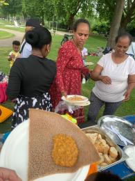 Frauen an einem Buffet mit afrikanischen Speisen