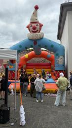 Die Hüpfburg mit Clownskopf 