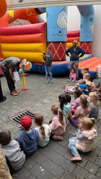 Kinder beobachten die Clown-Vorführung.